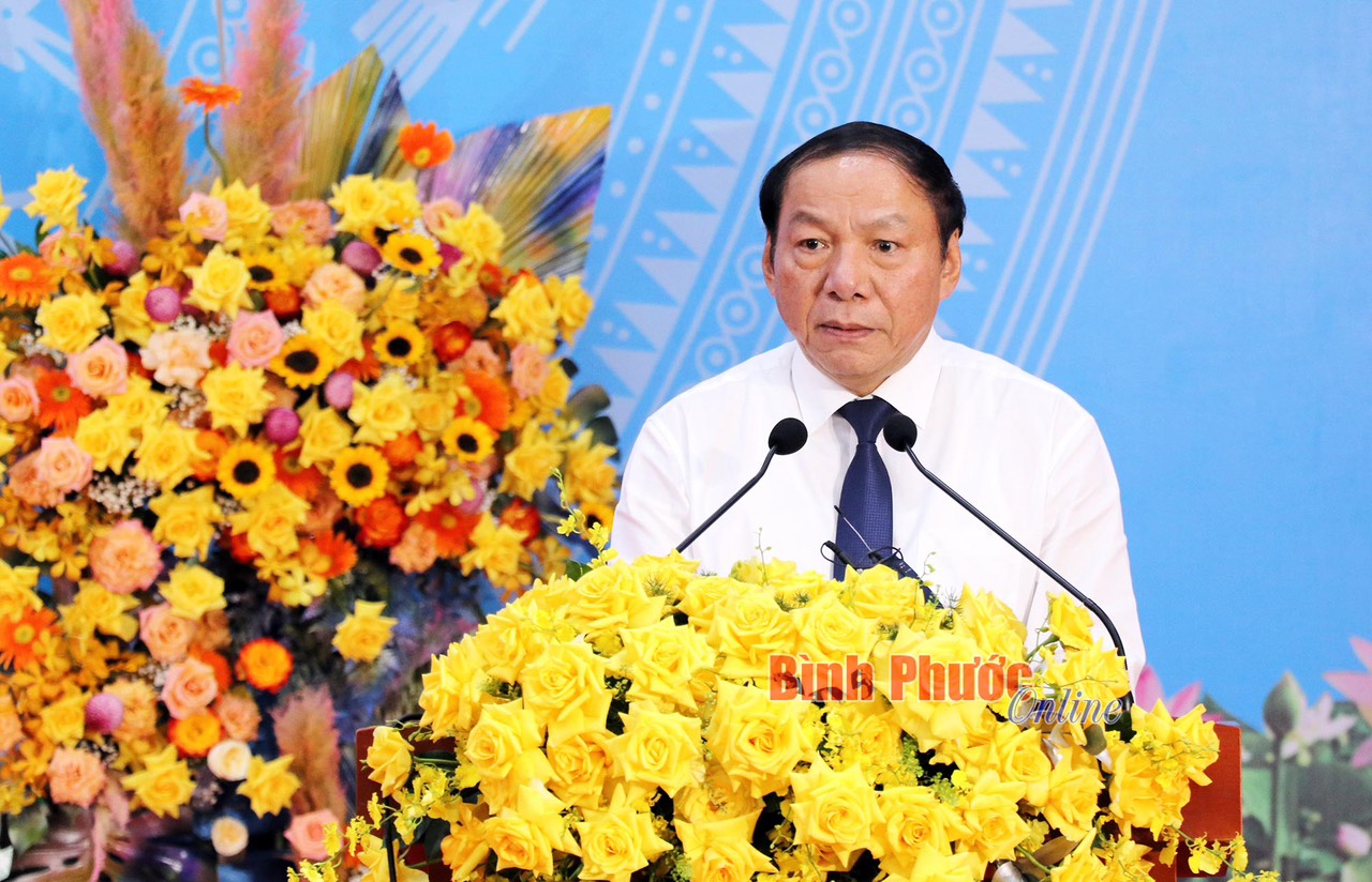 Ủy viên Trung ương Đảng, Bộ trưởng Bộ Văn hóa, Thể thao và Du lịch Nguyễn Văn Hùng phát biểu tại hội nghị